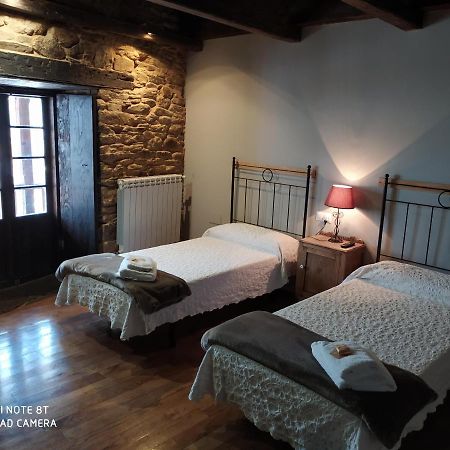 Albergue Atrio ตริอากาสเตลา ภายนอก รูปภาพ