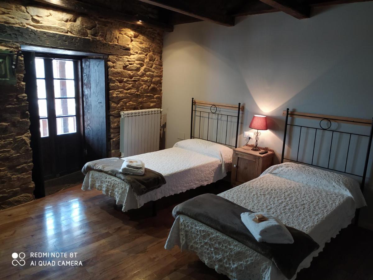 Albergue Atrio ตริอากาสเตลา ภายนอก รูปภาพ